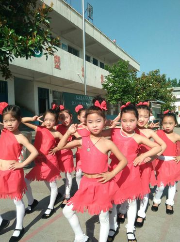 才艺舞蹈宝宝起名字女孩（小女孩舞蹈名字）