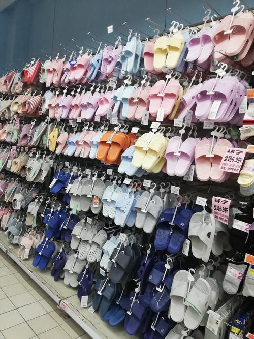 一家拖鞋店铺起名大全女（特色拖鞋店）